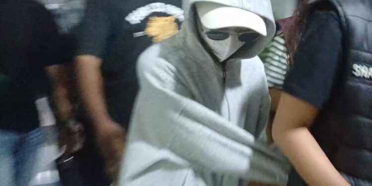 Selebgram Jule Dibawa ke BNNP untuk Asesmen, Dikawal Ketat 7 Anggota Polisi