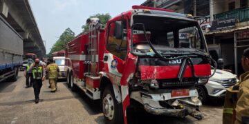 Kecelakaan Beruntun 6 Kendaraan di Jaktim, Truk Damkar Tabrak Colt Diesel hingga Terdorong ke Depan