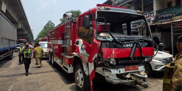 Kecelakaan Beruntun 6 Kendaraan di Jaktim, Truk Damkar Tabrak Colt Diesel hingga Terdorong ke Depan 1 Kecelakaan Beruntun 6 Kendaraan di Jaktim, Truk Damkar Tabrak Colt Diesel hingga Terdorong ke Depan