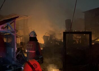 Gudang Mebel di Joglo Jakbar Terbakar, Warga Dengar Suara seperti Petasan Sebelum Api Membesar