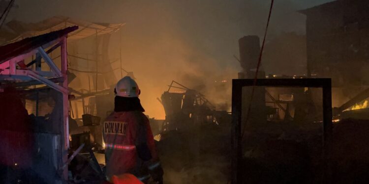 Gudang Mebel di Joglo Jakbar Terbakar, Warga Dengar Suara seperti Petasan Sebelum Api Membesar 1 Gudang Mebel di Joglo Jakbar Terbakar, Warga Dengar Suara seperti Petasan Sebelum Api Membesar