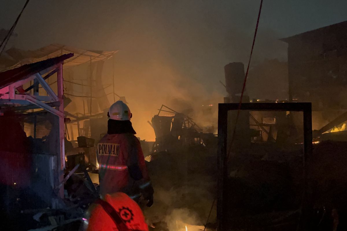 Gudang Mebel di Joglo Jakbar Terbakar, Warga Dengar Suara seperti Petasan Sebelum Api Membesar 2 Gudang Mebel di Joglo Jakbar Terbakar, Warga Dengar Suara seperti Petasan Sebelum Api Membesar