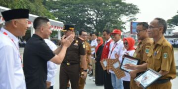 HUT KE-81 PMI: Bupati Lebak Moch. Hasbi Asyidiki Jayabaya (dua dari kiri) memberi salam kepada jajaran pejabat instansi yang mendukung kegiatan donor darah dalam rangkaian peringatan HUT ke-81 Palang Merah Indonesia (PMI) Kabupaten Lebak di Aula Alun-Alun Rangkasbitung pada Selasa (22/9/2026). (Foto: Dok./DiskominfoSP Kab. Lebak)