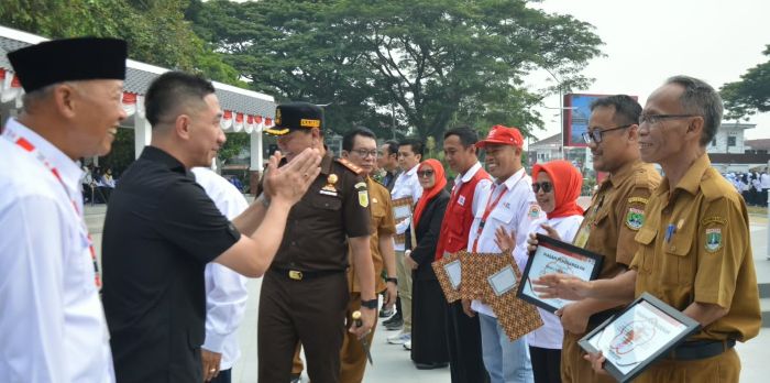 Bupati Lebak Tekankan Semangat Kemanusiaan di HUT Ke-81 PMI 1 HUT KE-81 PMI: Bupati Lebak Moch. Hasbi Asyidiki Jayabaya (dua dari kiri) memberi salam kepada jajaran pejabat instansi yang mendukung kegiatan donor darah dalam rangkaian peringatan HUT ke-81 Palang Merah Indonesia (PMI) Kabupaten Lebak di Aula Alun-Alun Rangkasbitung pada Selasa (22/9/2026). (Foto: Dok./DiskominfoSP Kab. Lebak)