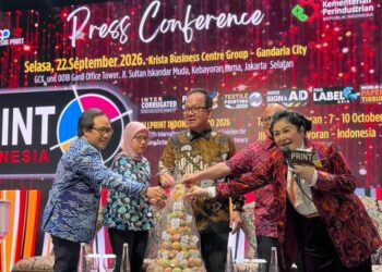 PAMERAN INTERNASIONAL: CEO Krista Exhibition Daud D. Salim (tengah) secara simbolis membuka konferensi pers menjelang pameran ALLPrint Indonesia 2026 di Krista Business Centre Group, Gandaria City, Jakarta Selatan pada Selasa (23/9/2026). (FOTO: WAYTRI/KORANINDOPOS.COM)