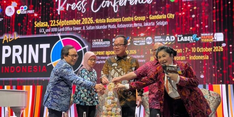 PAMERAN INTERNASIONAL: CEO Krista Exhibition Daud D. Salim (tengah) secara simbolis membuka konferensi pers menjelang pameran ALLPrint Indonesia 2026 di Krista Business Centre Group, Gandaria City, Jakarta Selatan pada Selasa (23/9/2026). (FOTO: WAYTRI/KORANINDOPOS.COM)