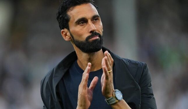 AKHIR DEBUT: Pelatih Fulham, Alvaro Arbeloa, berjalan menuju lapangan sebelum pertandingan Liga Inggris melawan Chelsea di London pada Selasa (25/8/2026). (Foto: (c) AP Photo/Kirsty Wigglesworth)