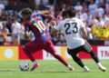 Barcelona Permalukan Valencia di Kandang Dengan Skor 5-0 tanpa Balas 6 TAK SEIMBANG: Pemain Barcelona, Lamine Yamal, mengambil bola dari pemain Valencia, Filip Ugrinic, dalam pertandingan La Liga kontra Valencia pada Minggu (6/9/2026). (Foto: (c) AP Photo/Alberto Saiz)