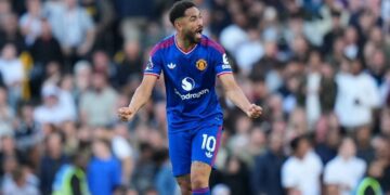 SALAH POSISI: Pemain Manchester United Matheus Cunha merayakan gol dalam pertandingan Premier League melawan Fulham, Minggu (20/9/2026). (Foto: (c) AP Photo/Kin Cheung)