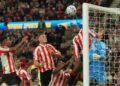 PERTAHANAN KUAT: Kiper Arsenal David Raya (kanan) melakukan penyelamatan di depan pemain Sunderland Nordi Mukiele dalam pertandingan Premier League kontra Sunderland pada Minggu (13/9/2026). (Foto: (c) AP Photo/Ian Hodgson)