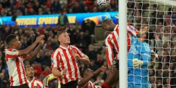 PERTAHANAN KUAT: Kiper Arsenal David Raya (kanan) melakukan penyelamatan di depan pemain Sunderland Nordi Mukiele dalam pertandingan Premier League kontra Sunderland pada Minggu (13/9/2026). (Foto: (c) AP Photo/Ian Hodgson)
