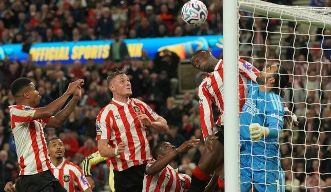 David Raya Benteng Pertahanan Arsenal Yang Sulit Ditembus 1 PERTAHANAN KUAT: Kiper Arsenal David Raya (kanan) melakukan penyelamatan di depan pemain Sunderland Nordi Mukiele dalam pertandingan Premier League kontra Sunderland pada Minggu (13/9/2026). (Foto: (c) AP Photo/Ian Hodgson)