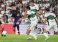 DUEL SENGIT: Pemain Barcelona Xavi Espart berebut bola dengan pemain Elche Federico Redondo dalam laga La Liga Spanyol antara Elche vs Barcelona di Elche, Spanyol pada Minggu (23/8/2026). (Foto: (c) AP Photo/Alberto Saiz)