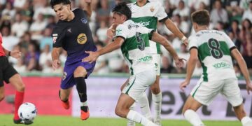 DUEL SENGIT: Pemain Barcelona Xavi Espart berebut bola dengan pemain Elche Federico Redondo dalam laga La Liga Spanyol antara Elche vs Barcelona di Elche, Spanyol pada Minggu (23/8/2026). (Foto: (c) AP Photo/Alberto Saiz)