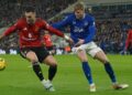 DUEAL SENGIT: Bek Manchester United, Diogo Dalot dan bek Everton, Jarrad Branthwaite berebut bola di laga lanjutan Liga Inggris. (Foto: (c) AP Photo/Ian Hodgson)