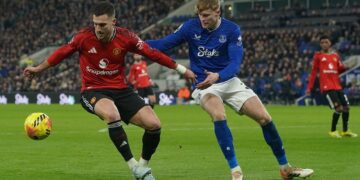 DUEAL SENGIT: Bek Manchester United, Diogo Dalot dan bek Everton, Jarrad Branthwaite berebut bola di laga lanjutan Liga Inggris. (Foto: (c) AP Photo/Ian Hodgson)