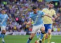 Juventus Incar Mateo Kovacic di Bursa Musim Panas 6 DUEL SENGIT: Pemain Manchester City, Mateo Kovacic, berduel dengan pemain Southampton, Finn Azaz, dalam laga semifinal FA Cup pada Sabtu (25/4/2026) malam WIB. (Foto: (c) AP Photo/Kin Cheung)