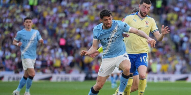 Juventus Incar Mateo Kovacic di Bursa Musim Panas 1 DUEL SENGIT: Pemain Manchester City, Mateo Kovacic, berduel dengan pemain Southampton, Finn Azaz, dalam laga semifinal FA Cup pada Sabtu (25/4/2026) malam WIB. (Foto: (c) AP Photo/Kin Cheung)