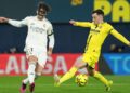 Raul Asencio Tolak Transfer Karena Ingin Bertahan di Real Madrid 7 LINI BELAKANG: Pemain Real Madrid Raul Asencio (kiri) berebut bola dengan pemain Villarreal Alberto Moleiro pada laga La Liga/Liga Spanyol antara Villarreal vs Real Madrid pada 24 Januari 2026. (Foto Ilustrasi: (c) AP Photo/Alberto Saiz)