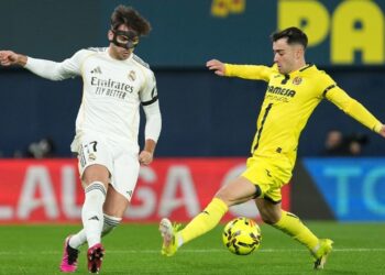 LINI BELAKANG: Pemain Real Madrid Raul Asencio (kiri) berebut bola dengan pemain Villarreal Alberto Moleiro pada laga La Liga/Liga Spanyol antara Villarreal vs Real Madrid pada 24 Januari 2026. (Foto Ilustrasi: (c) AP Photo/Alberto Saiz)