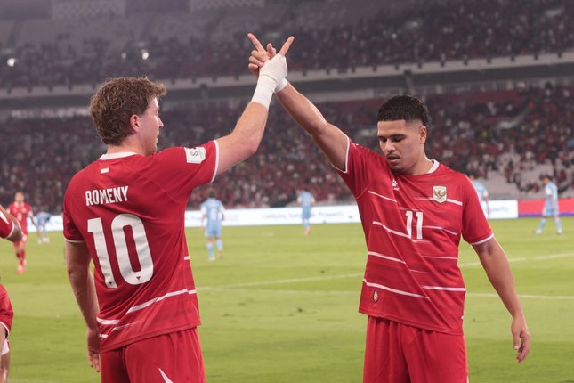 Timnas Garuda Libas Singapura 2-0 Tapi Belum Puncaki Klasemen 1 TUNDA KEGEMBIRAAN: Selebrasi gol Ragnar Oratmangoen dan Ole Romeny pada laga Timnas Indonesia vs Singapura di FIFA ASEAN Cup 2026. (Foto: (c) Budy Santoso)