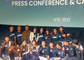 SERIES BARU: Para pemeran series terbaru berjudu Agaskar debutan Unlimited Production ditampilkan dalam konferensi pers. Serial tersebut akan tayangdi Maxtream TV. (FOTO: HARIS SUNANDAR/KORANINDOPOS.COM)