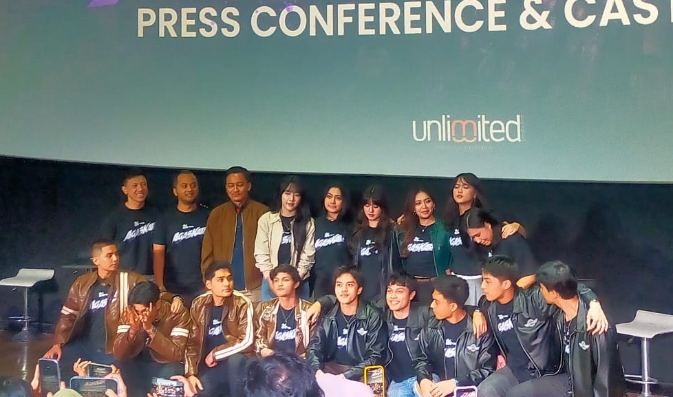 SERIES BARU: Para pemeran series terbaru berjudu Agaskar debutan Unlimited Production ditampilkan dalam konferensi pers. Serial tersebut akan tayangdi Maxtream TV. (FOTO: HARIS SUNANDAR/KORANINDOPOS.COM)