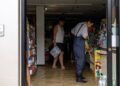 BORONG SEMBAKO: Warga memborong bahan makanan di mini market pasca bencana banjir terus meluas di Bangkok. (AFP/Wikus De Wet)
