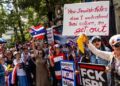 PROTES KERAS: Warga Thailand menggelar aksi demonstrasi di depan Kedutaan Besar Israel di Bangkok pada 10 September. (Foto Ilustrasi: AFP/ARNUN CHONMAHATRAKOOL)