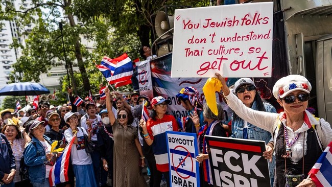 Turis Israel Bikin Ulah Terus, Warga Thailand Protes Keras 1 PROTES KERAS: Warga Thailand menggelar aksi demonstrasi di depan Kedutaan Besar Israel di Bangkok pada 10 September. (Foto Ilustrasi: AFP/ARNUN CHONMAHATRAKOOL)
