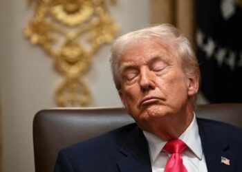 TEPERGOK TIDUR: Presiden Amerika Serikat Donald Trump tepergok kamera sedang tertidur saat stasiun televisi Fox News menayangkan siaran langsung dari Gedung Putih. (Foto: AFP/ANDREW CABALLERO-REYNOLDS)