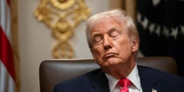 TEPERGOK TIDUR: Presiden Amerika Serikat Donald Trump tepergok kamera sedang tertidur saat stasiun televisi Fox News menayangkan siaran langsung dari Gedung Putih. (Foto: AFP/ANDREW CABALLERO-REYNOLDS)