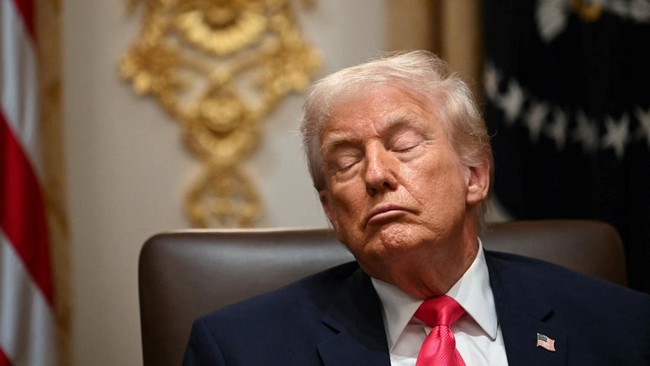 Presiden Trump Tepergok Tidur Lagi Saat Siaran Langsung 2 TEPERGOK TIDUR: Presiden Amerika Serikat Donald Trump tepergok kamera sedang tertidur saat stasiun televisi Fox News menayangkan siaran langsung dari Gedung Putih. (Foto: AFP/ANDREW CABALLERO-REYNOLDS)