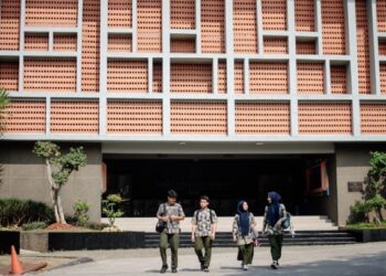 Pemkot dan Polres Tangsel Usut Dugaan Pelecehan di Sekolah Elite ICM Serpong 1 DUGAAN PELECEHAN: Tenaga pendidik berjalan dengan latar belakang gedung megah salah satu fasilitas di Insan Cendikia Madani (ICM) Serpong. (Foto Ilustrasi: icm.sch.id)