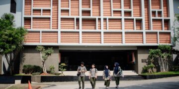 DUGAAN PELECEHAN: Tenaga pendidik berjalan dengan latar belakang gedung megah salah satu fasilitas di Insan Cendikia Madani (ICM) Serpong. (Foto Ilustrasi: icm.sch.id)
