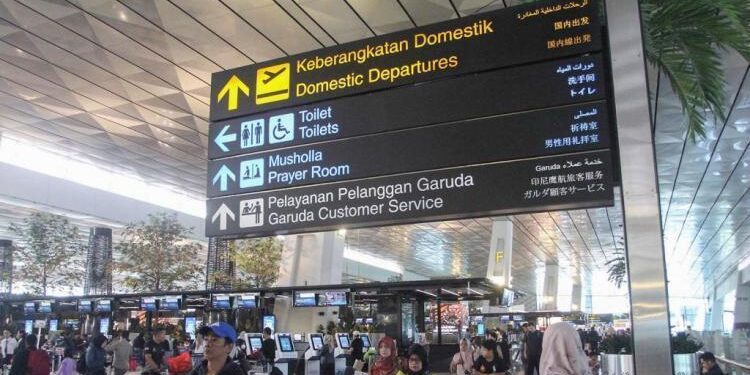 Otoritas Bandara Soetta Stop Penerbangan Hingga Pukul 13.30 Siang Ini 1 BANDARA TUTUP: Aktivitas masyarakat di Bandara Internasional Soekarno-Hatta, Tangerang, Banten. (Foto Ilustrasi: Ng Putu Wahyu Rama/RM)