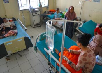 PROGRAM MBG: Sejumlah orang tua menunggu anaknya yang menjalani perawatan di rumah sakit. (Foto Ilustrasi: ANTARA FOTO/Iggoy el Fitra)