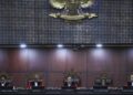 Ketua MK Tegur Ketum Militan Gibran Agar Bersikap Biasa di Dalam Sidang 6 MAJELIS HAKIM: Ketua Mahkamah Konstitusi (MK) Suhartoyo menegur Ketua Umum Militan Gibran 08 Nusantara, Andi Azwan, dalam sidang perselisihan hasil pemilihan umum (PHPU) di Mahkamah Konstitusi (MK) pada Rabu (23/9/2026). (ANTARA FOTO/Hafidz Mubarak A)