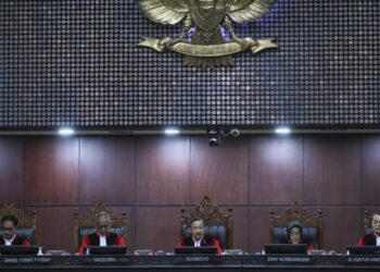 MAJELIS HAKIM: Ketua Mahkamah Konstitusi (MK) Suhartoyo menegur Ketua Umum Militan Gibran 08 Nusantara, Andi Azwan, dalam sidang perselisihan hasil pemilihan umum (PHPU) di Mahkamah Konstitusi (MK) pada Rabu (23/9/2026). (ANTARA FOTO/Hafidz Mubarak A)