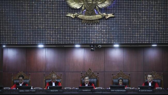 Ketua MK Tegur Ketum Militan Gibran Agar Bersikap Biasa di Dalam Sidang 4 MAJELIS HAKIM: Ketua Mahkamah Konstitusi (MK) Suhartoyo menegur Ketua Umum Militan Gibran 08 Nusantara, Andi Azwan, dalam sidang perselisihan hasil pemilihan umum (PHPU) di Mahkamah Konstitusi (MK) pada Rabu (23/9/2026). (ANTARA FOTO/Hafidz Mubarak A)