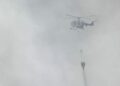 PROSES PEMADAMAN: Helikopter Polda Jateng melakukan waterbombing ke titik kebakaran TPA Putri Cempo, Solo. (Foto: CNN Indonesia/Rosyid)