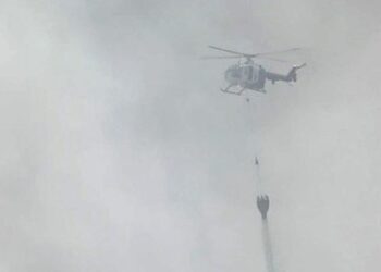 PROSES PEMADAMAN: Helikopter Polda Jateng melakukan waterbombing ke titik kebakaran TPA Putri Cempo, Solo. (Foto: CNN Indonesia/Rosyid)