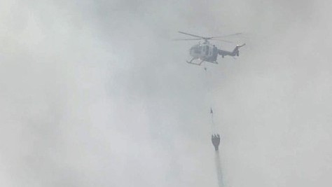 PROSES PEMADAMAN: Helikopter Polda Jateng melakukan waterbombing ke titik kebakaran TPA Putri Cempo, Solo. (Foto: CNN Indonesia/Rosyid)