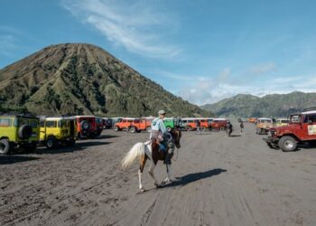 DIBUKA KEMBALI: Destinasi wisata Bromo Kembali dibuka pasca beberapa Waktu lalu dilanda kebakaran hamparan vegetasi. (Foto Ilustrasi: pendiksrental.com)