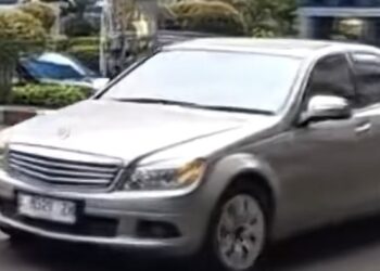 Momen Purbaya Nyetir Mercedes-Benz C200K dari Rumah ke Kantor Kemenkeu