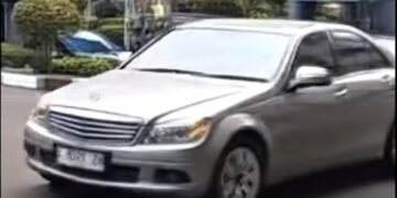 Momen Purbaya Nyetir Mercedes-Benz C200K dari Rumah ke Kantor Kemenkeu
