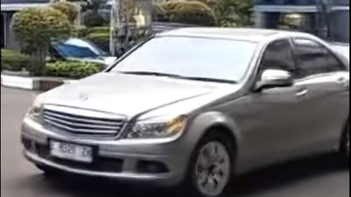 Momen Purbaya Nyetir Mercedes-Benz C200K dari Rumah ke Kantor Kemenkeu