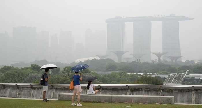 Singapura Dikepung Kabut Asap: Kualitas Udara Masuk Kategori Sangat Tidak Sehat, Warga Berburu Masker N95 1 Singapura Dikepung Kabut Asap: Kualitas Udara Masuk Kategori Sangat Tidak Sehat, Warga Berburu Masker N95