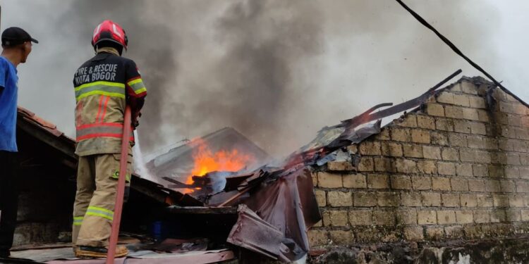 Dua Rumah di Bogor Barat Terbakar Diduga akibat Korsleting, 2 Orang Terluka 1 Dua Rumah di Bogor Barat Terbakar Diduga akibat Korsleting, 2 Orang Terluka