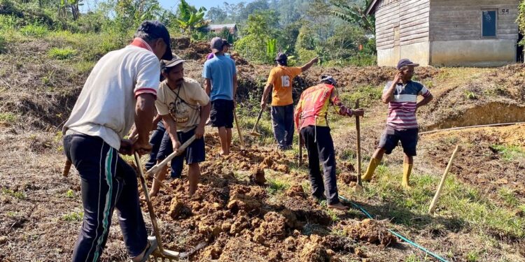 Gotong Royong Warga dan Tim Ekspedisi Patriot Perbaiki Jembatan di Mamasa